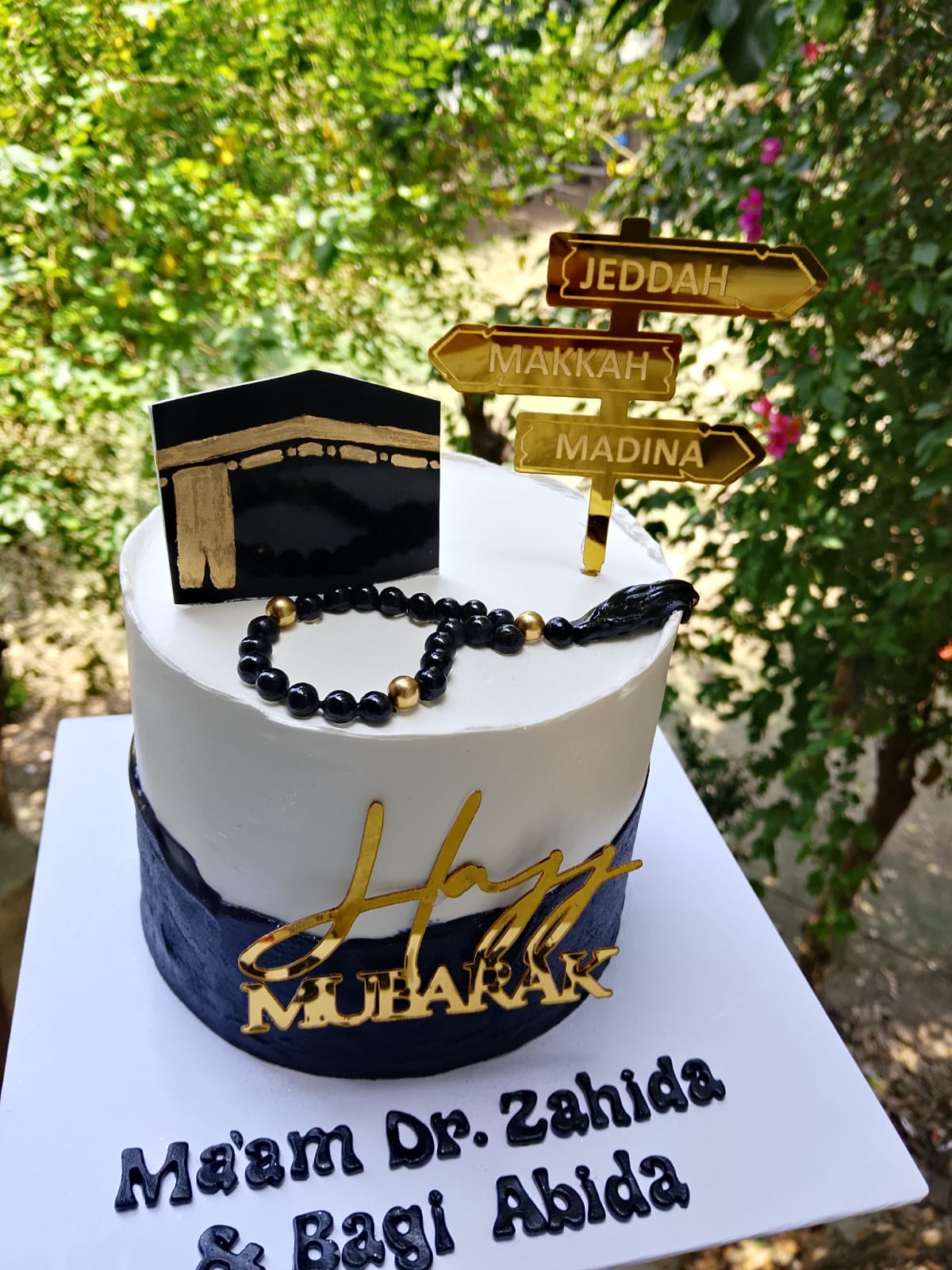 customized hajj mubarak cake with black buttercream acrylic toppers